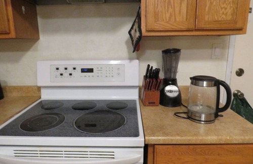Bertsch-Oceanview House | 3 bdrm family hm- sleeps 7 near beach & redwoods w/jetted tub in Elk Valley