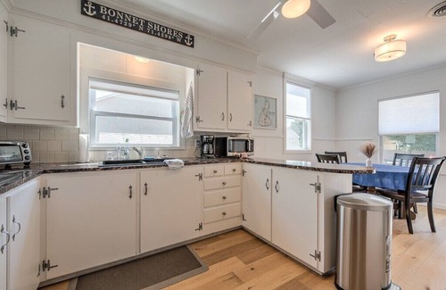 Saunderstown House | 3 Bdrm Pettaquamscutt Home!