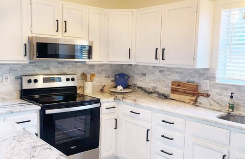 Sunset Bayou Cottage | 3 bed 2.5 bath Coastal living, California king bed