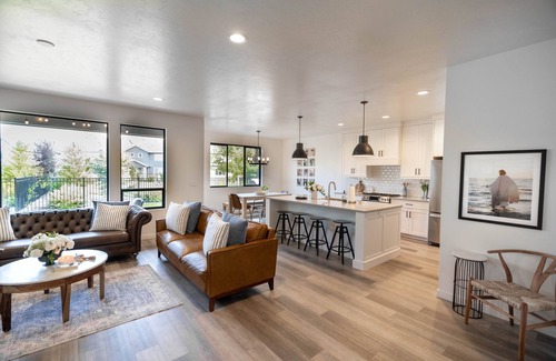 Nampa House | 3 bed/2.5 bath home with gym and pool access. 5 minutes from shopping + freeway
