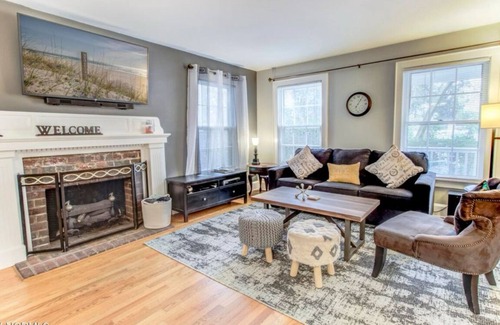 Wilmington Historic District House | 3-bed, 2.5 bathroom, Downtown Front St. Wilmington With Off Street Parking Lot