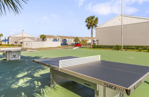 Melbourne Apartment | 3 Bed/2 Bath Apartment with Pool, Gym and Laundry