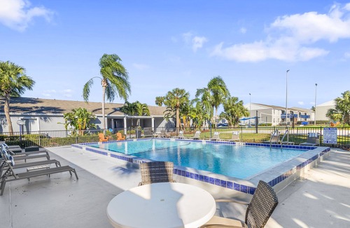 Melbourne Apartment | 3 Bed/2 Bath Apartment with Pool, Gym and Laundry