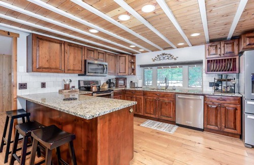 Oregon Water Wonderland House | 3 bed 2 bath Cabin Pet Friendly Hot Tub Sunriver Home