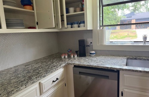 Valdosta House | 3 bed/2 bath home minutes from I-75 and Wild Adventures; WiFi, laundry, kitchen