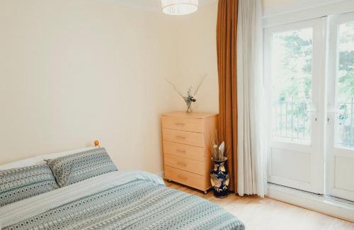Crouch End Apartment | 3 bed Apartment London with Balcony & Workspace