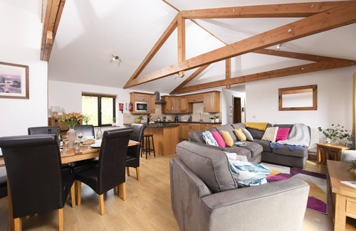 Nancekuke House | *3 Bed Bungalow*Near Portreath Beach*Hot Tub*Free Parking & WiFi*
