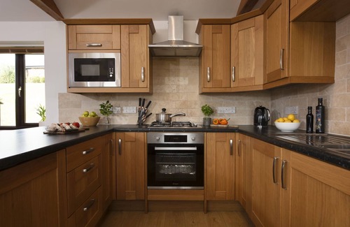 Nancekuke House | *3 Bed Bungalow*Near Portreath Beach*Hot Tub*Free Parking & WiFi*