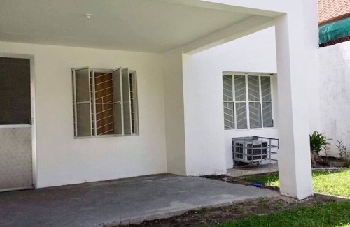 Angeles City House | 3 Bed Comfy Country House with Garden walking distance to SM Mall