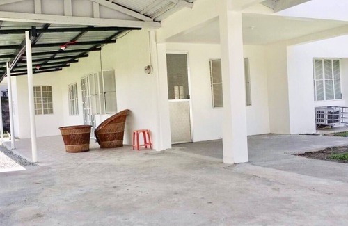 Angeles City House | 3 Bed Comfy Country House with Garden walking distance to SM Mall