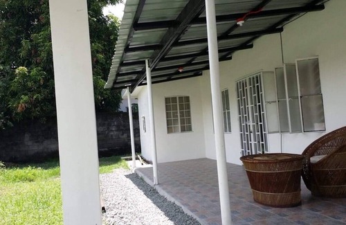 Angeles City House | 3 Bed Comfy Country House with Garden walking distance to SM Mall