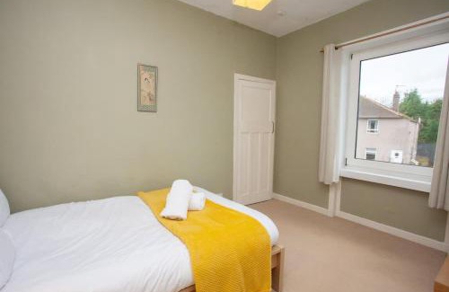 Glasgow Apartment | 3 Bed Cottage Flat with Parking