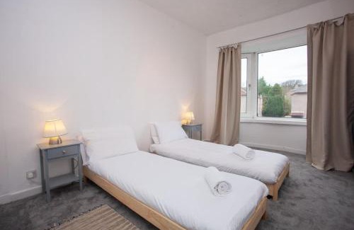 Glasgow Apartment | 3 Bed Cottage Flat with Parking