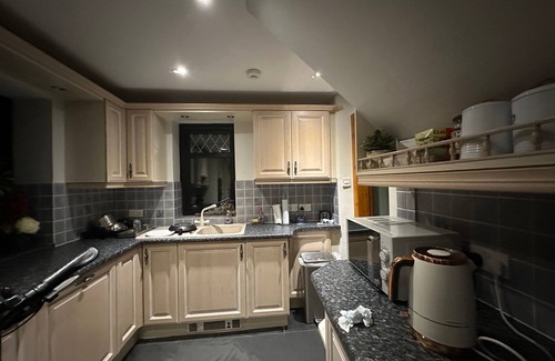 Bucksburn Cottage | 3 Bed Cottage Sleeps 2 with Parking, Garden & Wifi