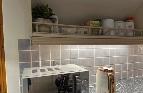 Bucksburn Cottage | 3 Bed Cottage Sleeps 2 with Parking, Garden & Wifi