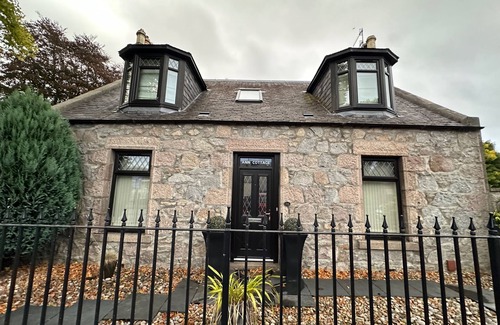 Bucksburn Cottage | 3 Bed Cottage Sleeps 2 with Parking, Garden & Wifi