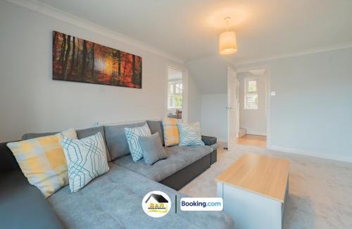 Amesbury House | 3 Bed Detached House By B and R Serviced Accommodation Amesbury With Free Parking & Garden