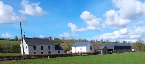 Strabane House | 3 Bed Farmhouse - Sleeps 6 - Wifi - Parking