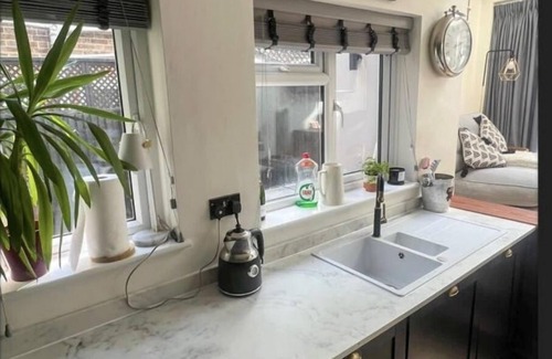 Guildford House | 3 Bed Home - Sleeps 6, Garden, Pets, Free Parking