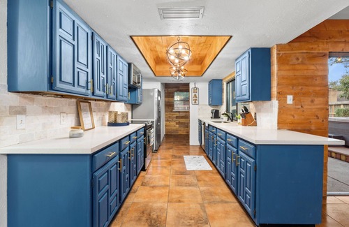 Mission Bend House | 3 bed home with Luxury Hot Tub, Deck, Wifi and Arcade Games