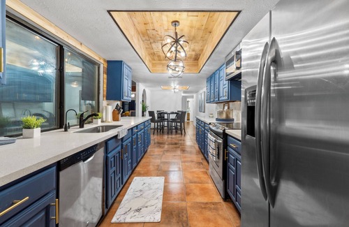 Mission Bend House | 3 bed home with Luxury Hot Tub, Deck, Wifi and Arcade Games