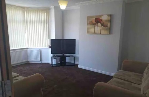 Seisdon House | 3 Bed House Birmingham, with parking and good transport links