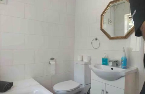 Seisdon House | 3 Bed House Birmingham, with parking and good transport links