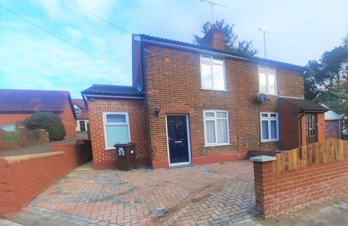 Colchester House | 3-bed House in Colchester With Parking and Wifi