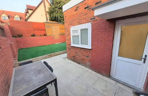 Colchester House | 3-bed House in Colchester With Parking and Wifi