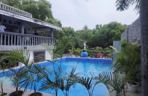 Aringay House | 3 Bed House - Sleeps 20 - Pets - Pool - Garden