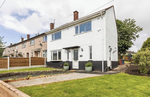 Belthorn House | 3 Bed House - Sleeps 5 - Parking - Garden - Wifi