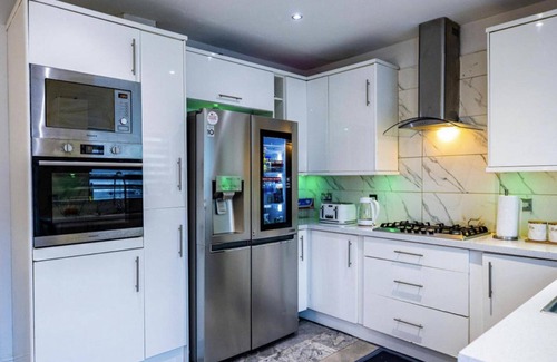 Eastbrook House | 3 Bed House - Sleeps 6 With Free Parking