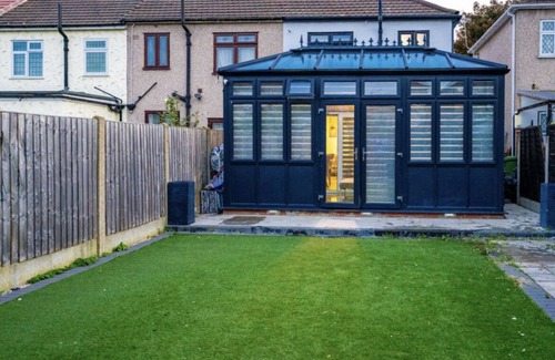 Eastbrook House | 3 Bed House - Sleeps 6 With Free Parking