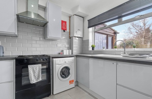Staines House | 3-Bed House, Sleeps 7 w/Parking, Close to Airport
