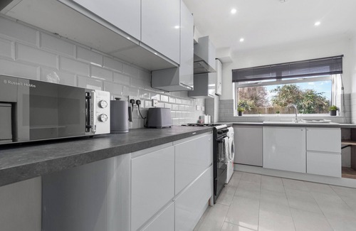 Staines House | 3-Bed House, Sleeps 7 w/Parking, Close to Airport