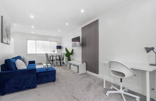 Staines House | 3-Bed House, Sleeps 7 w/Parking, Close to Airport