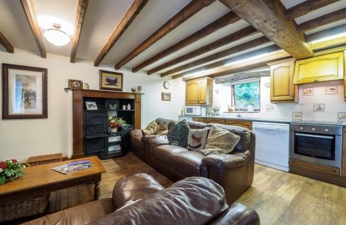 Hope Valley House | 3 Bed in Hope PK432