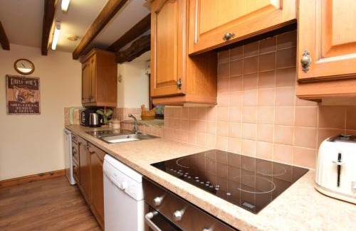 Hope Valley House | 3 Bed in Hope PK432