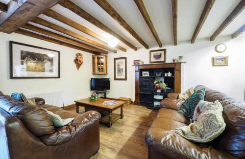 Hope Valley House | 3 Bed in Hope PK432