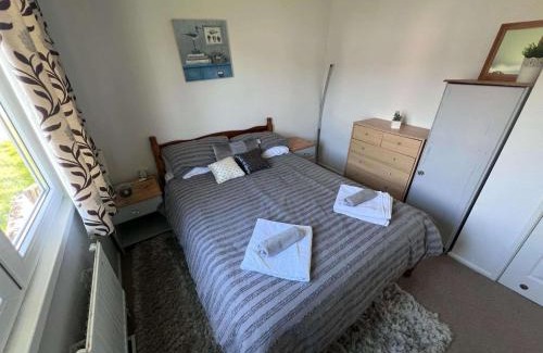 Bembridge House | 3 Bed Lodge - Sleeps 6 - Pets - Parking - Wifi