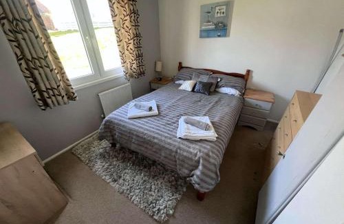 Bembridge House | 3 Bed Lodge - Sleeps 6 - Pets - Parking - Wifi