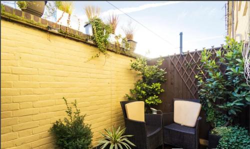 Finsbury Park Apartment | 3 bed London home, free parking & self check in