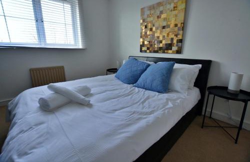 Finsbury Park Apartment | 3 bed London home, free parking & self check in
