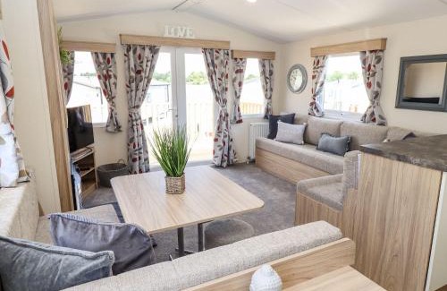 Crowle House | 3 Bed New Lodge Sleeps 4 Pets Welcome