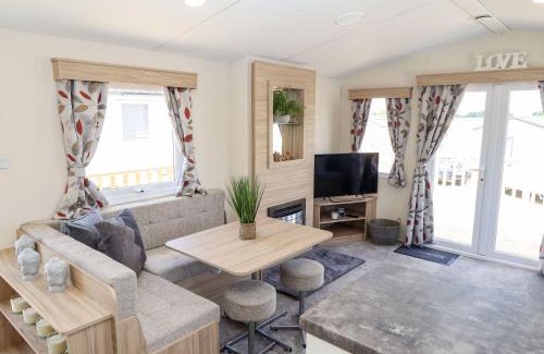 Crowle House | 3 Bed New Lodge Sleeps 4 Pets Welcome