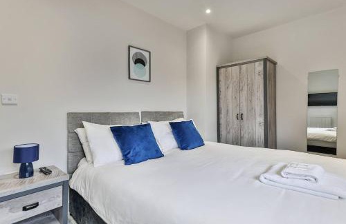 Handsworth House | 3 Bed Refurbished, Modern House, Wifi, Patio Area