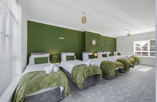 Ipswich Apartment | 3 Bed Townhouse I Secure Parking I Sleeps 9