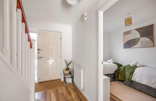 Ipswich Apartment | 3 Bed Townhouse I Secure Parking I Sleeps 9