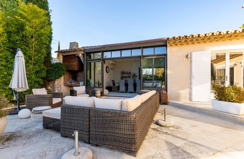 Maubec Villa | 3 bed villa with heated pool, air conditioning, walking distance to the village