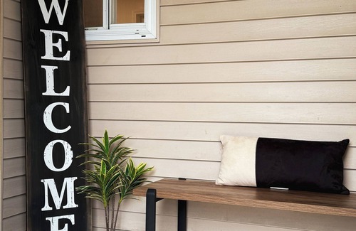 Taylor House | 3-bedroom & 2-bathroom home minutes from DTW Airport.